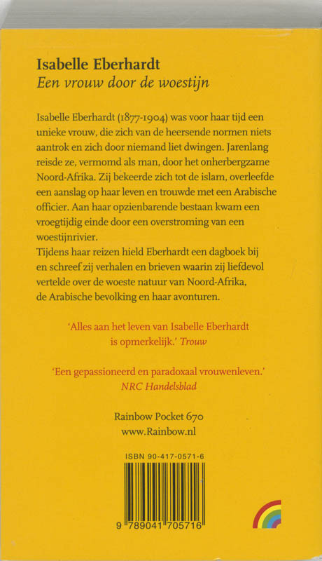 Achterkant van Een vrouw door de woestijn