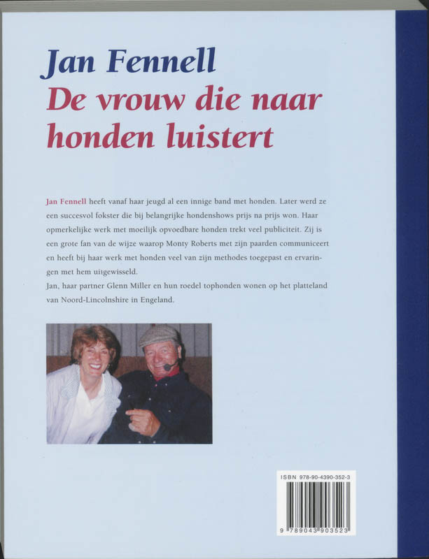 Achterkant van De vrouw die naar honden luistert