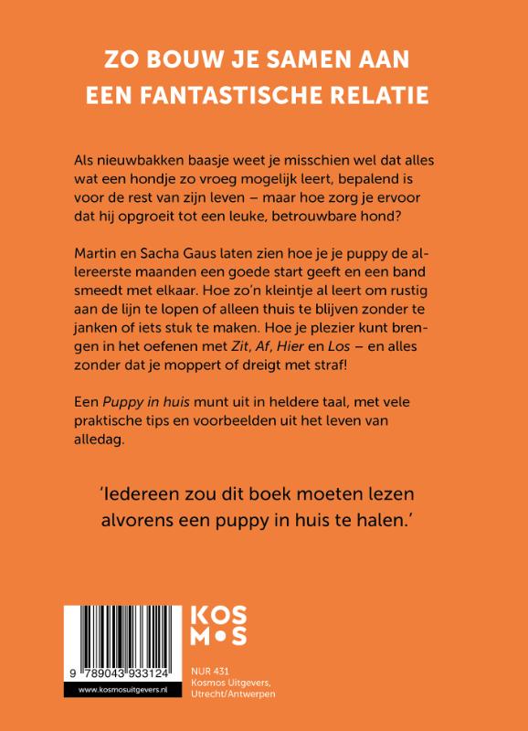 Achterkant van Een puppy in huis