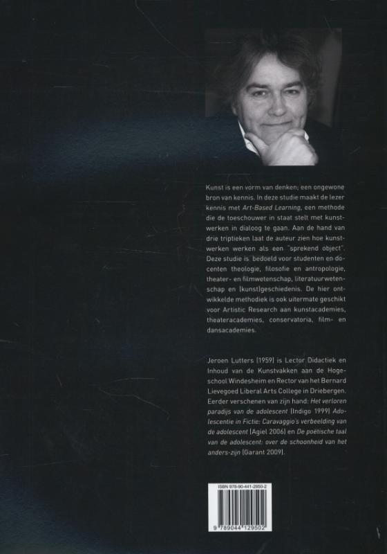 Achterkant van In de schaduw van het kunstwerk