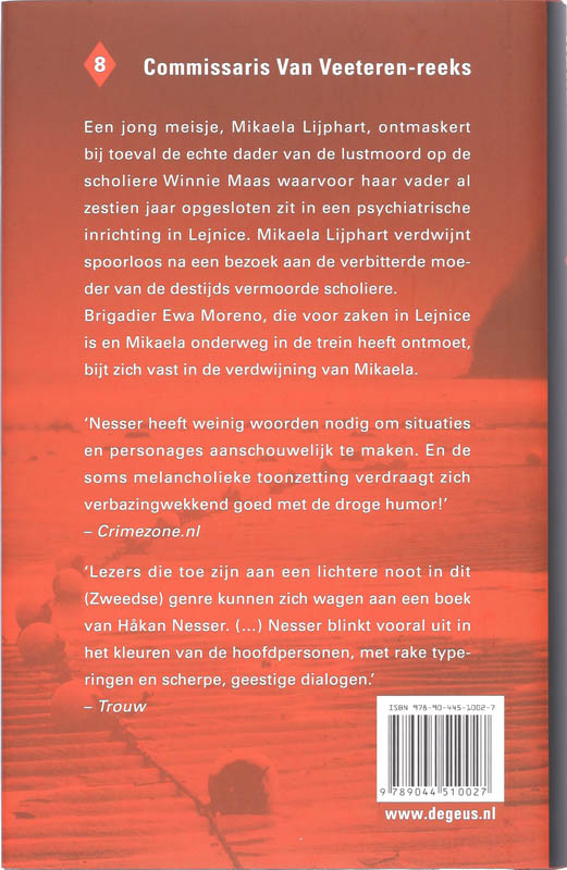 Achterkant van De dode op het strand