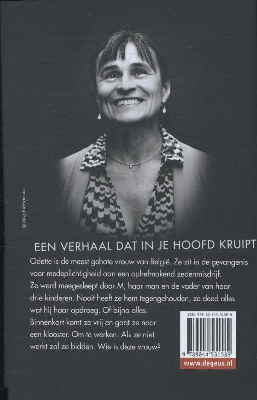 Achterkant van De vrouw die de honden eten gaf