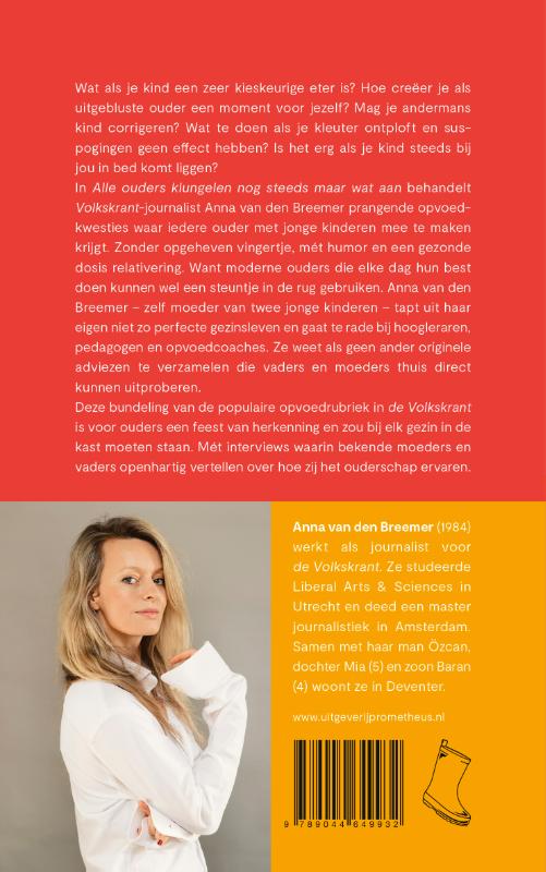 Achterkant van Alle ouders klungelen nog steeds maar wat aan