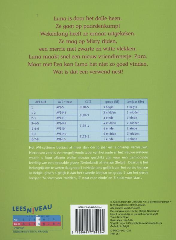 Achterkant van Luna gaat op paardenkamp