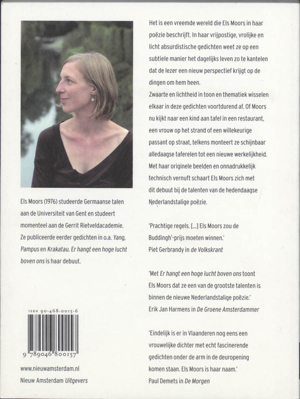 Achterkant van Er hangt een hoge lucht boven ons