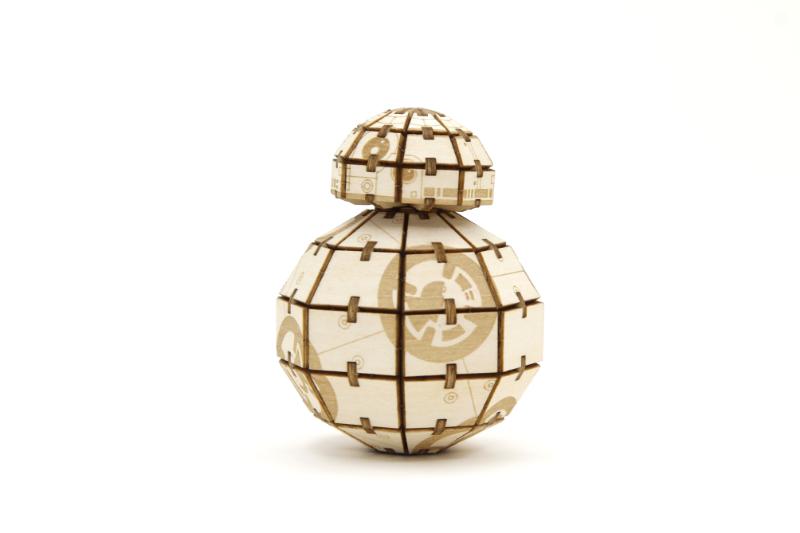 Achterkant van Star Wars BB-8 Deluxe Boek met houten model BB-8