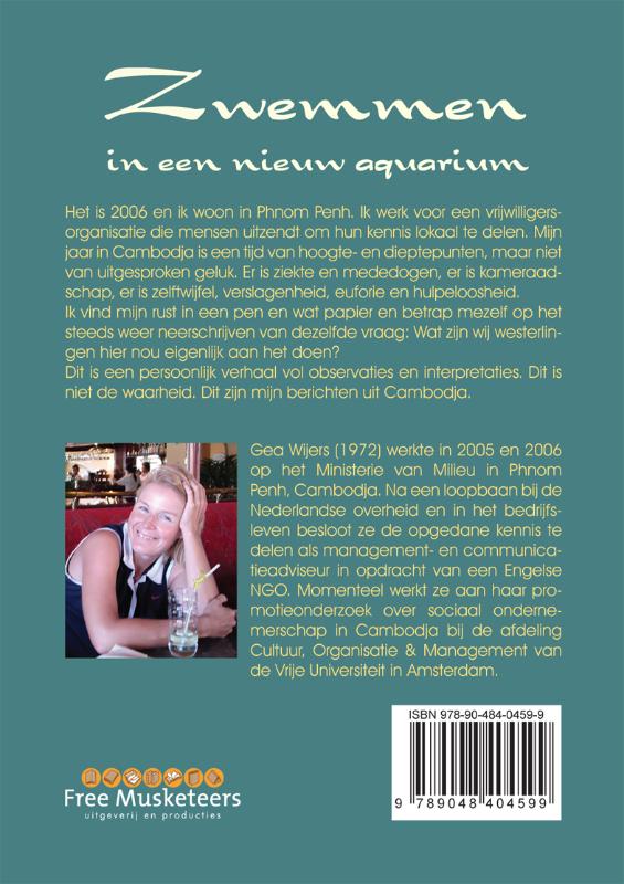 Achterkant van Zwemmen in een nieuw aquarium