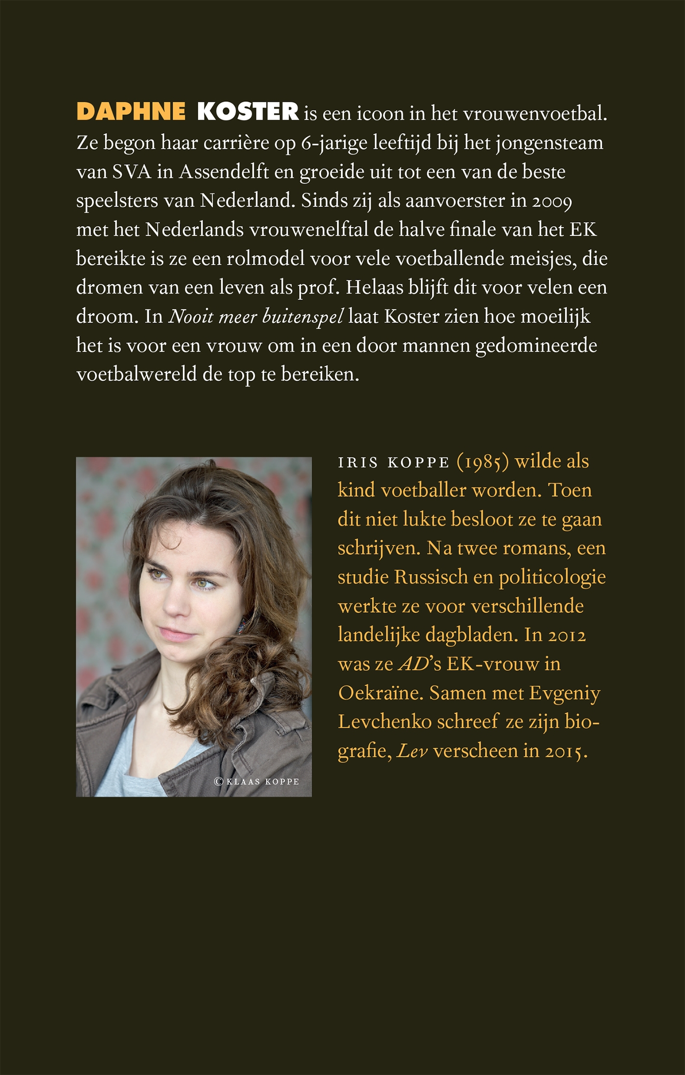 Achterkant van Daphne Koster