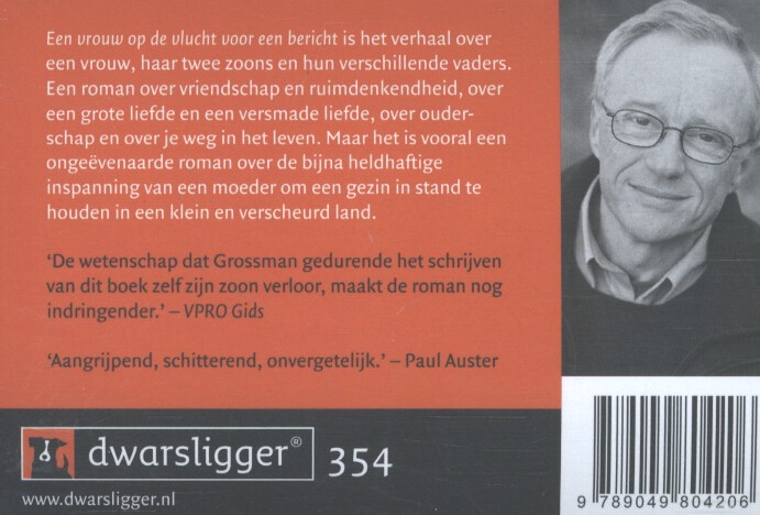 Achterkant van Een vrouw op de vlucht voor een bericht