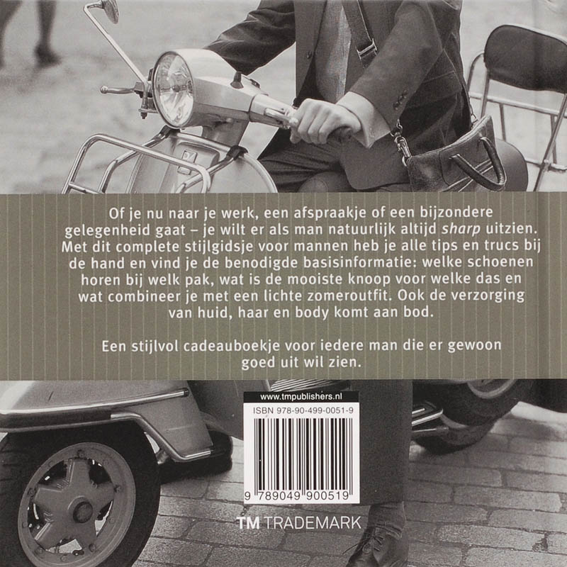 Achterkant van Strak in het pak