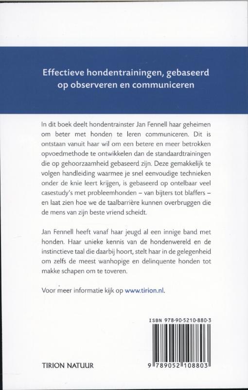 Achterkant van De vrouw die naar honden luistert