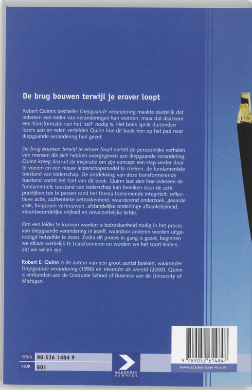 Achterkant van De brug bouwen terwijl je erover loopt