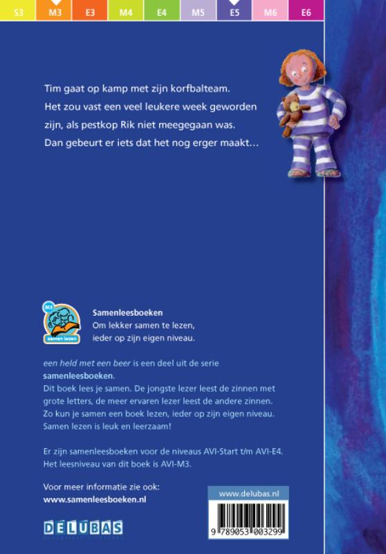 Achterkant van Een held met een beer