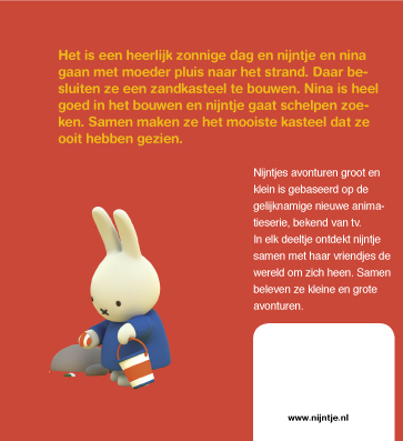 Achterkant van Nijntje maakt een zandkasteel