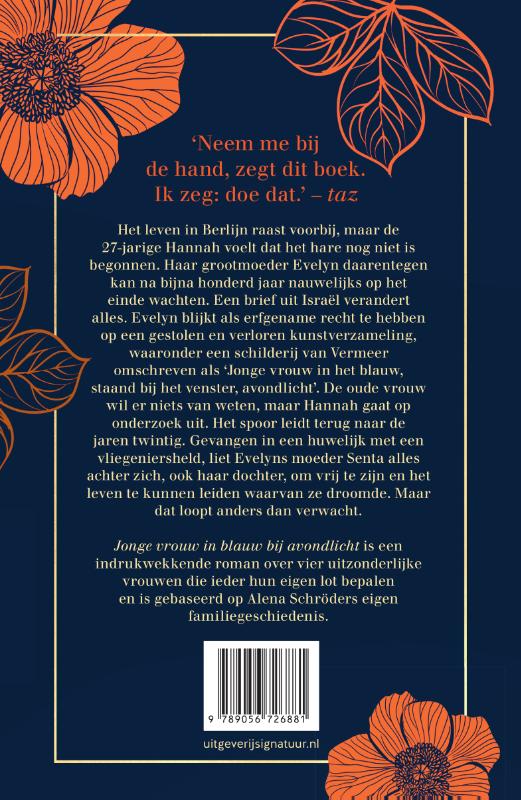 Achterkant van Jonge vrouw in blauw bij avondlicht