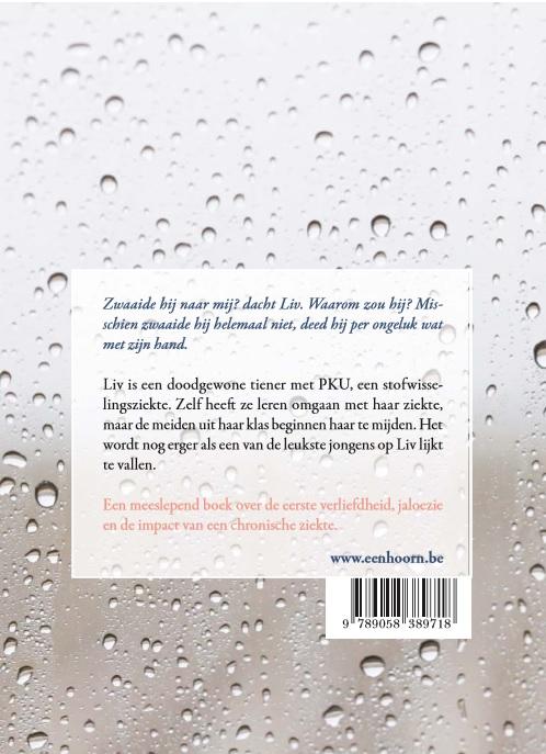 Achterkant van Onder een paraplu met gaatjes