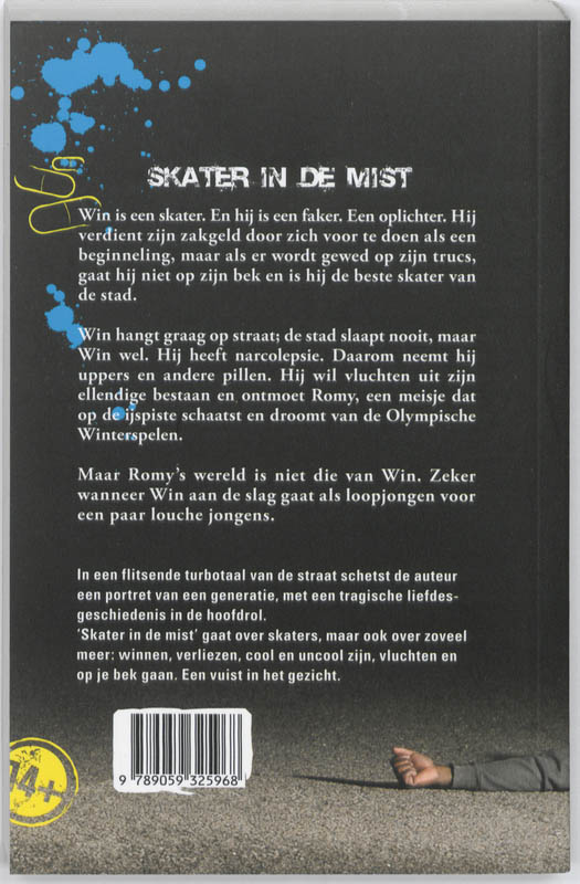 Achterkant van Skater in de mist