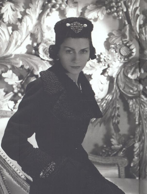 Achterkant van Vogue over Coco Chanel