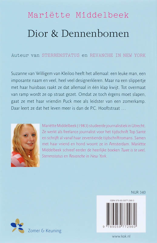 Achterkant van Dior & dennenbomen