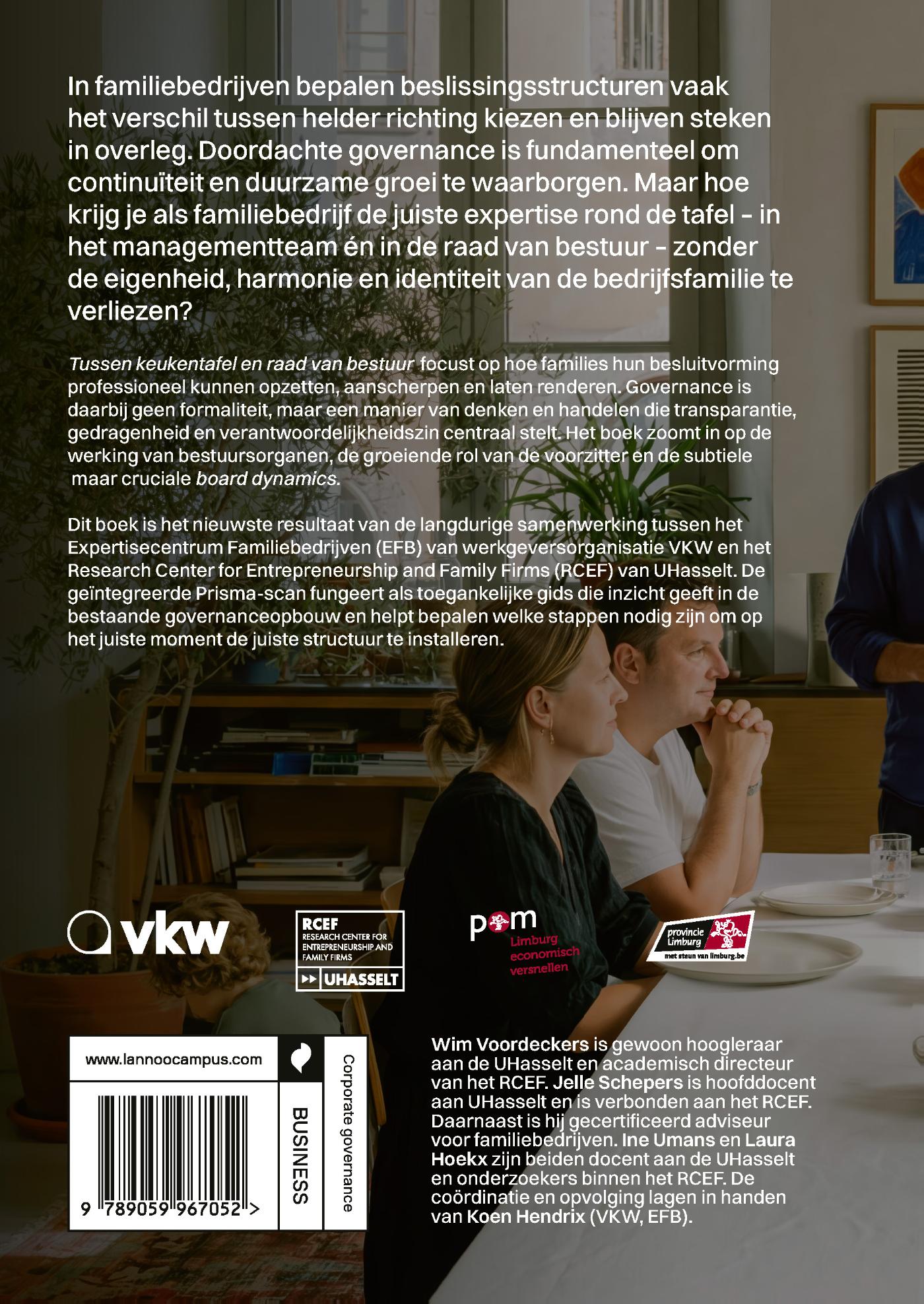 Achterkant van Tussen keukentafel en raad van bestuur