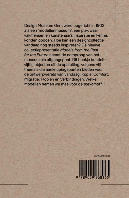 Achterkant van 50 hoogtepunten. De collectiepresentatie van Design Museum Gent