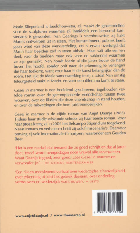 Achterkant van Gezel in marmer