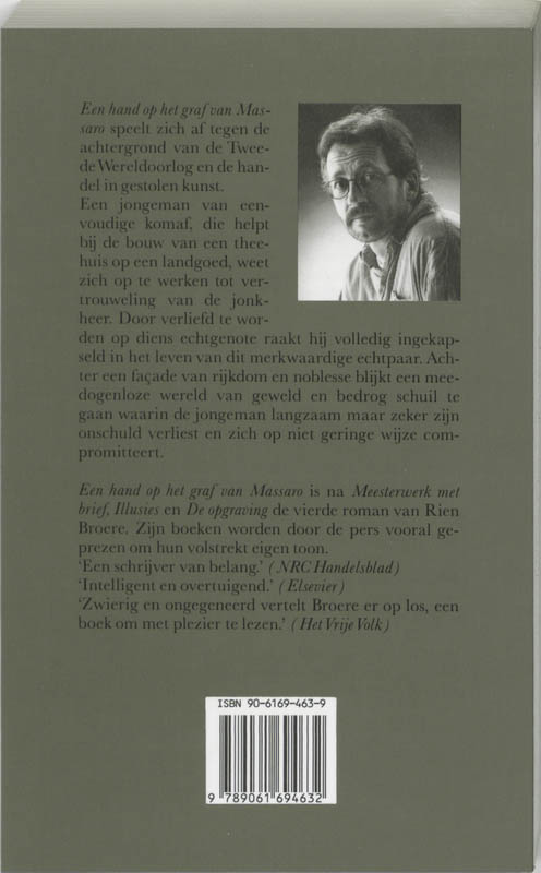 Achterkant van Een hand op het graf van Massaro