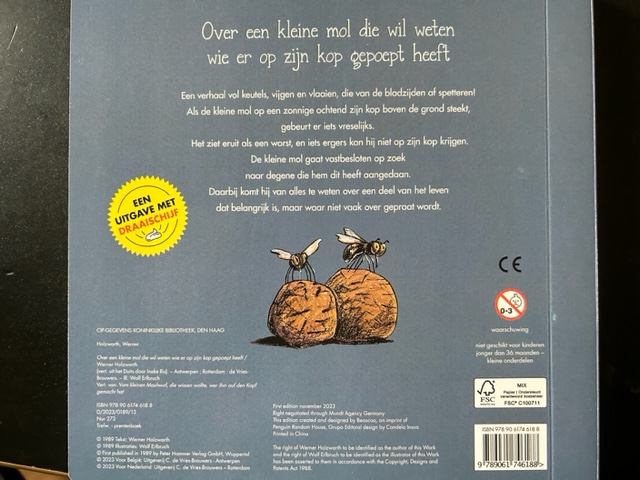 Achterkant van Over een kleine mol die wil weten wie er op zijn kop gepoept heeft