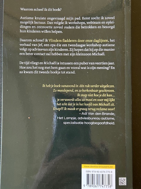 Achterkant van Een hagedis tussen de mussen