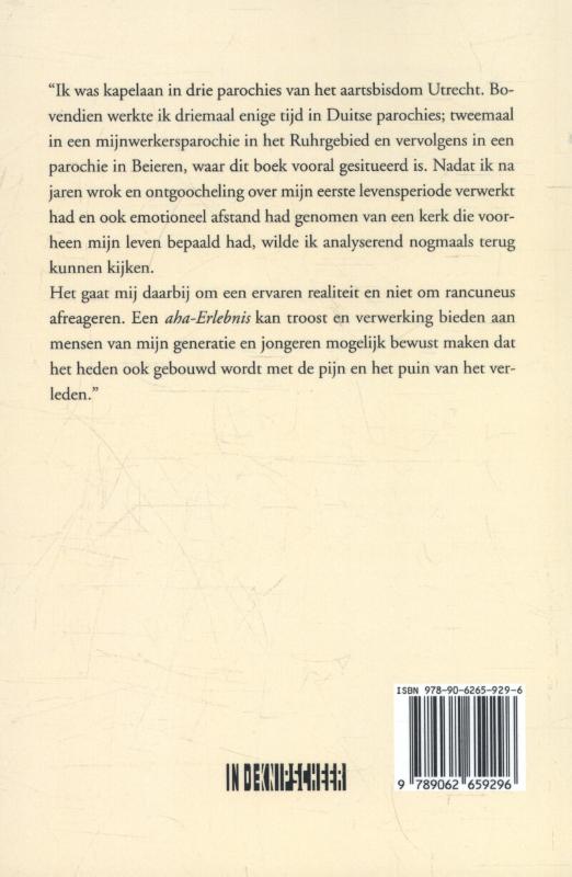 Achterkant van Priester tussen kruis en hakenkruis