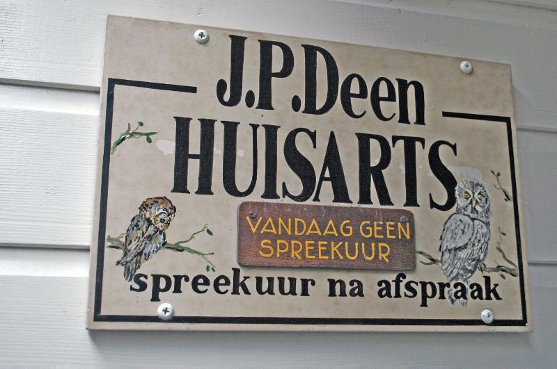 Achterkant van Huisarts op Vlieland