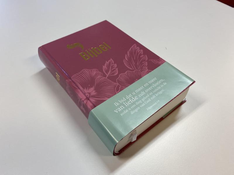 Achterkant van Roodletterbijbel - design bloemen