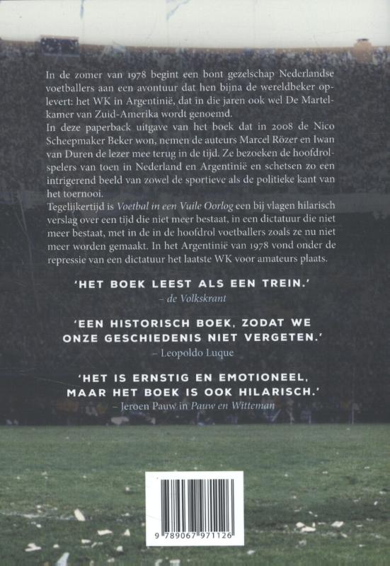 Achterkant van Voetbal in een vuile oorlog