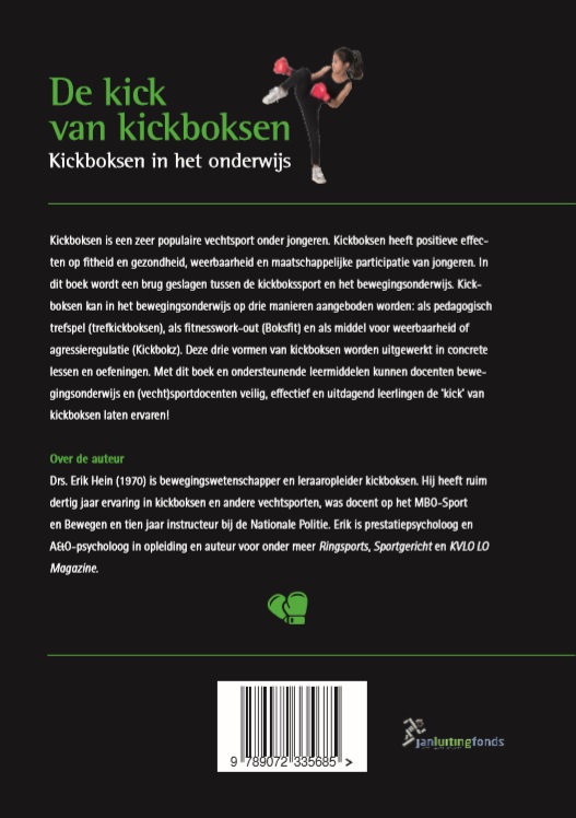 Achterkant van De kick van kickboksen