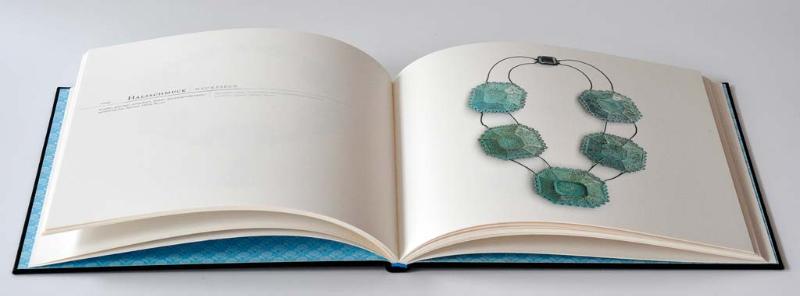 Achterkant van Vera Siemund - Schmuck