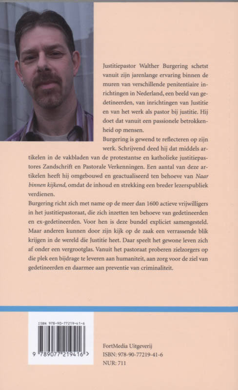 Achterkant van Naar binnen kijkend