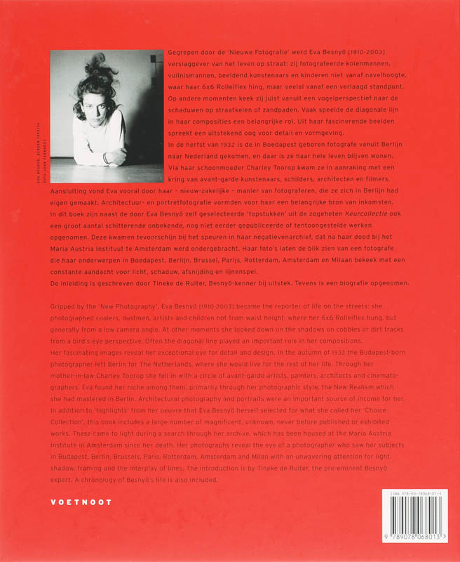 Achterkant van Eva Besnyo