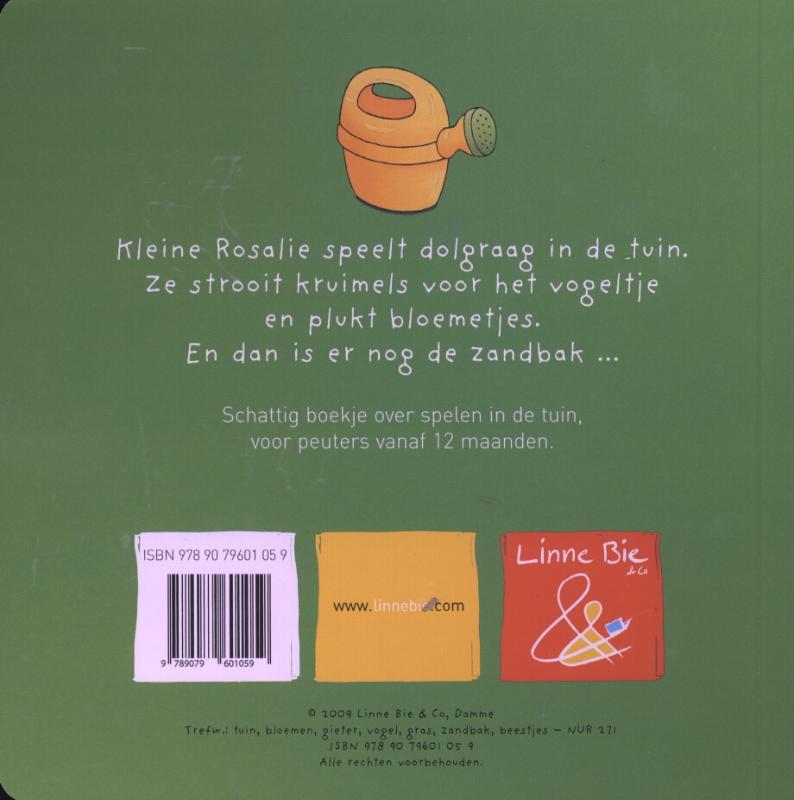 Achterkant van Kleine Rosalie speelt buiten