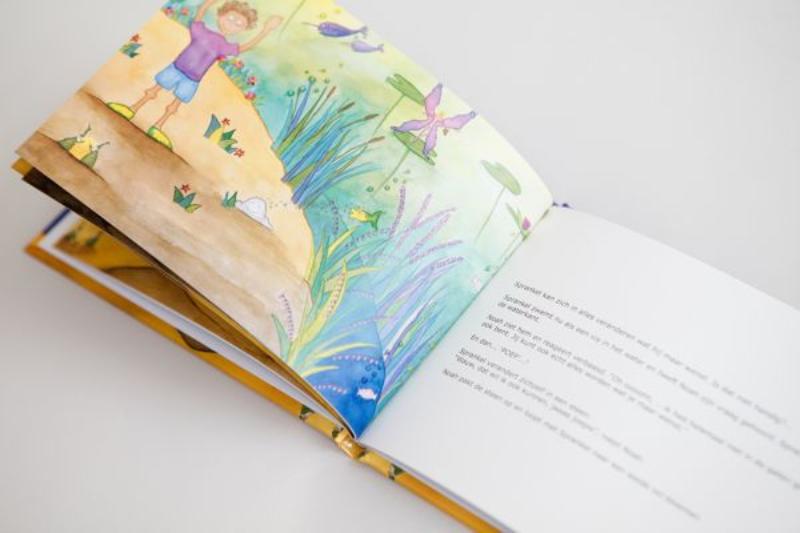 Achterkant van De Aarde viert een feestje! (16 bij 12 cm)