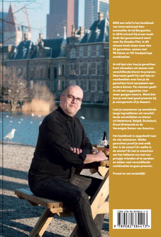 Achterkant van Bier aan tafel