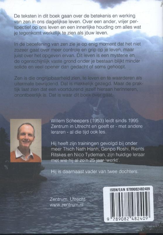 Achterkant van Zitten als een berg, stromen als een rivier