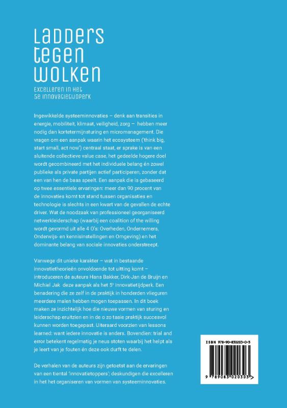 Achterkant van Ladders tegen wolken