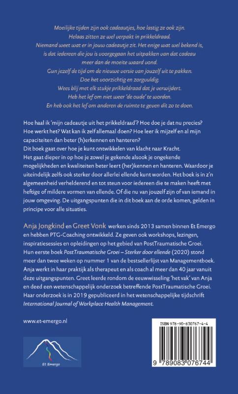 Achterkant van Cadeautje verpakt in prikkeldraad