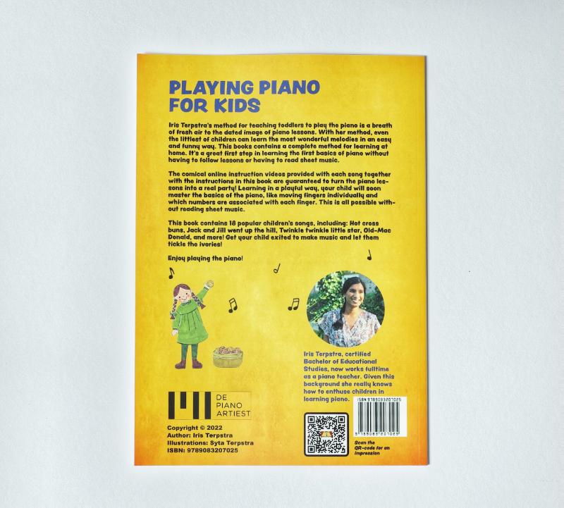 Achterkant van Playing piano for kids
