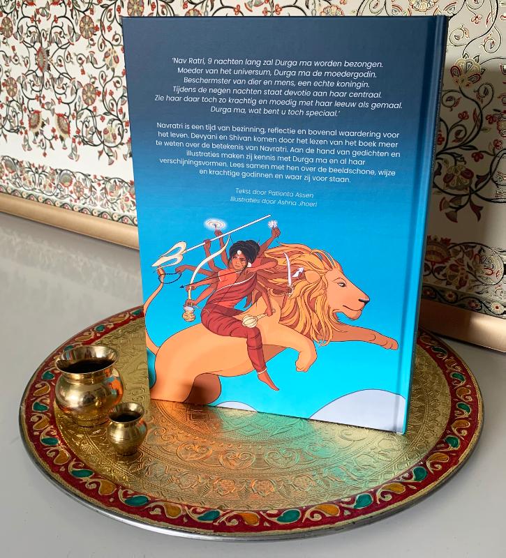 Achterkant van Devyani en Shivan vieren Navratri