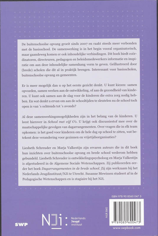 Achterkant van School met vijf O's
