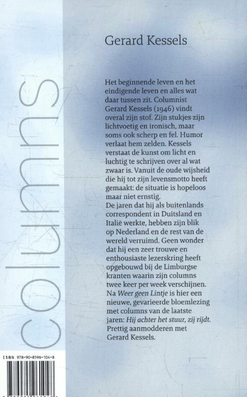 Achterkant van Hij achter het stuur, zij rijdt