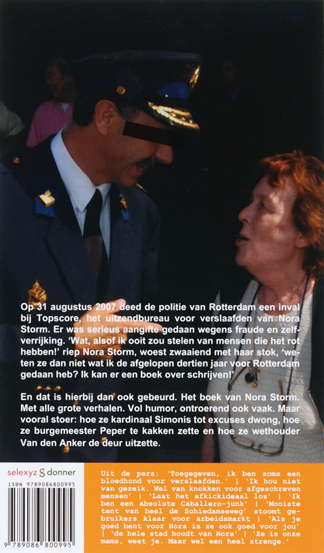 Achterkant van Nora Storm in een glas wijn