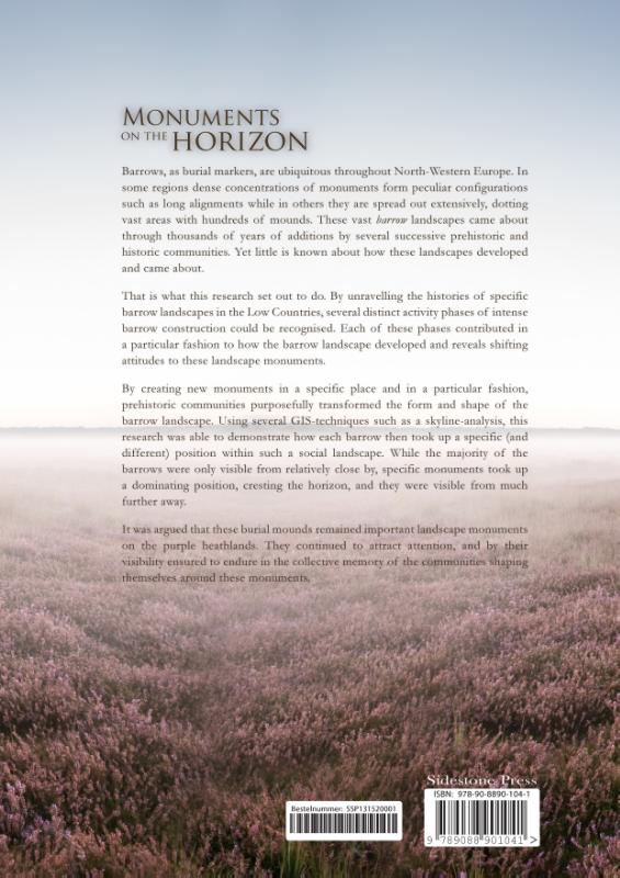 Achterkant van Monuments on the horizon