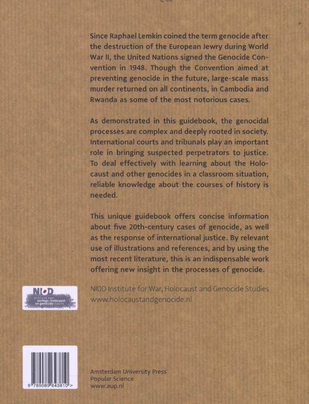 Achterkant van The Holocaust and other genocides